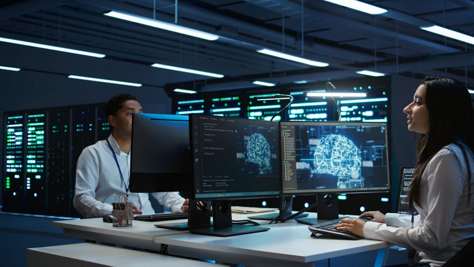 Equipe de desenvolvimento de software trabalhando de forma colaborativa com ferramentas de inteligência artificial na tela.