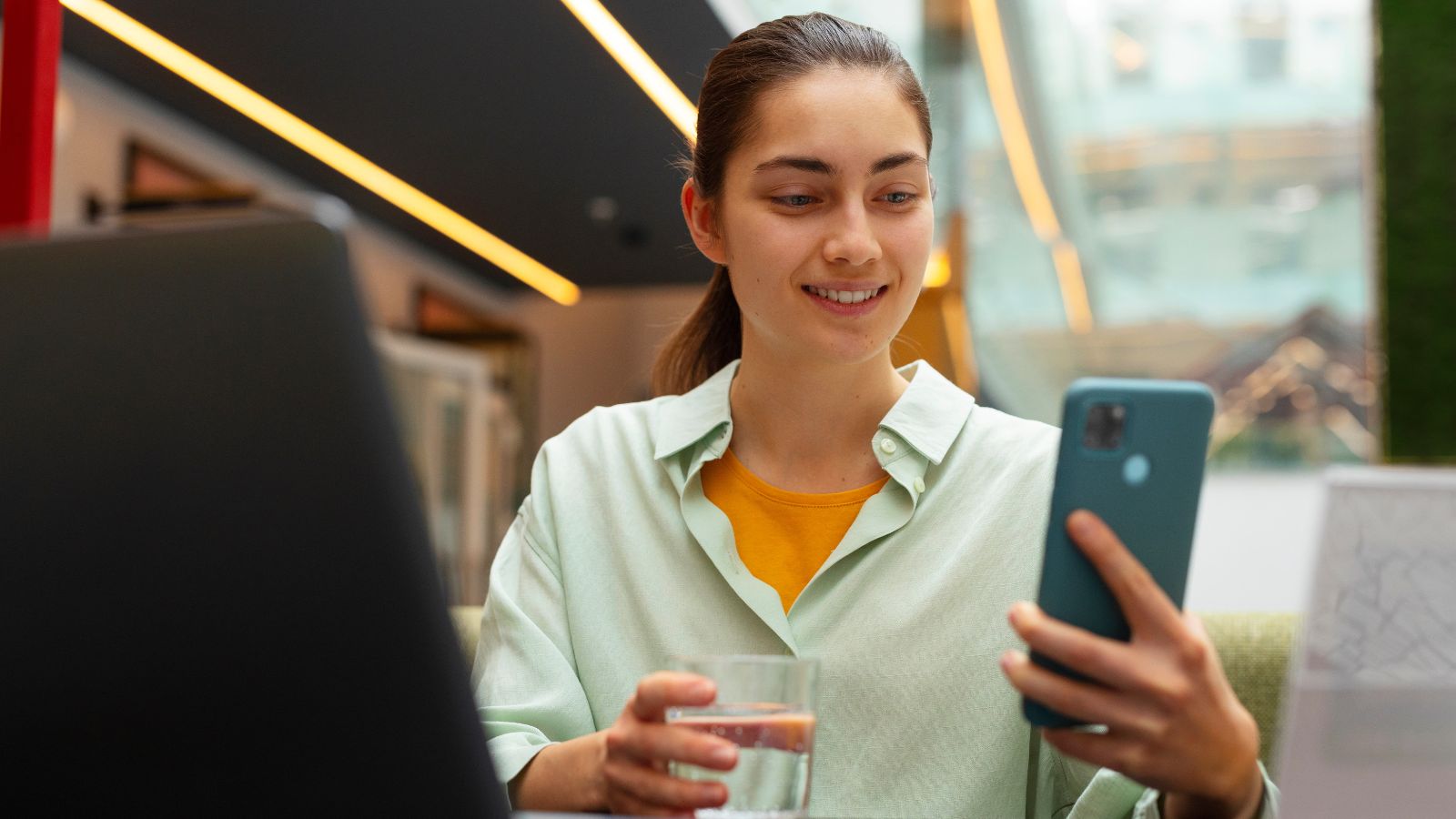 Profissional atuando na economia digital: cena que representa como o profissional negócios digitais conecta inovação, dados e decisão para impulsionar a transformação digital empresas.