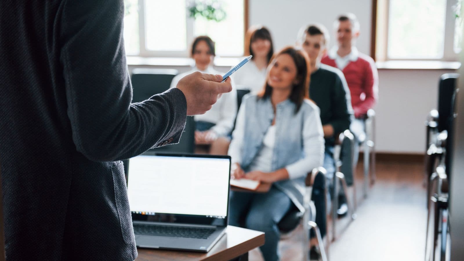 Sala de aula da Faculdade Pecege com professores que atuam no mercado discutindo um problema real com os alunos.