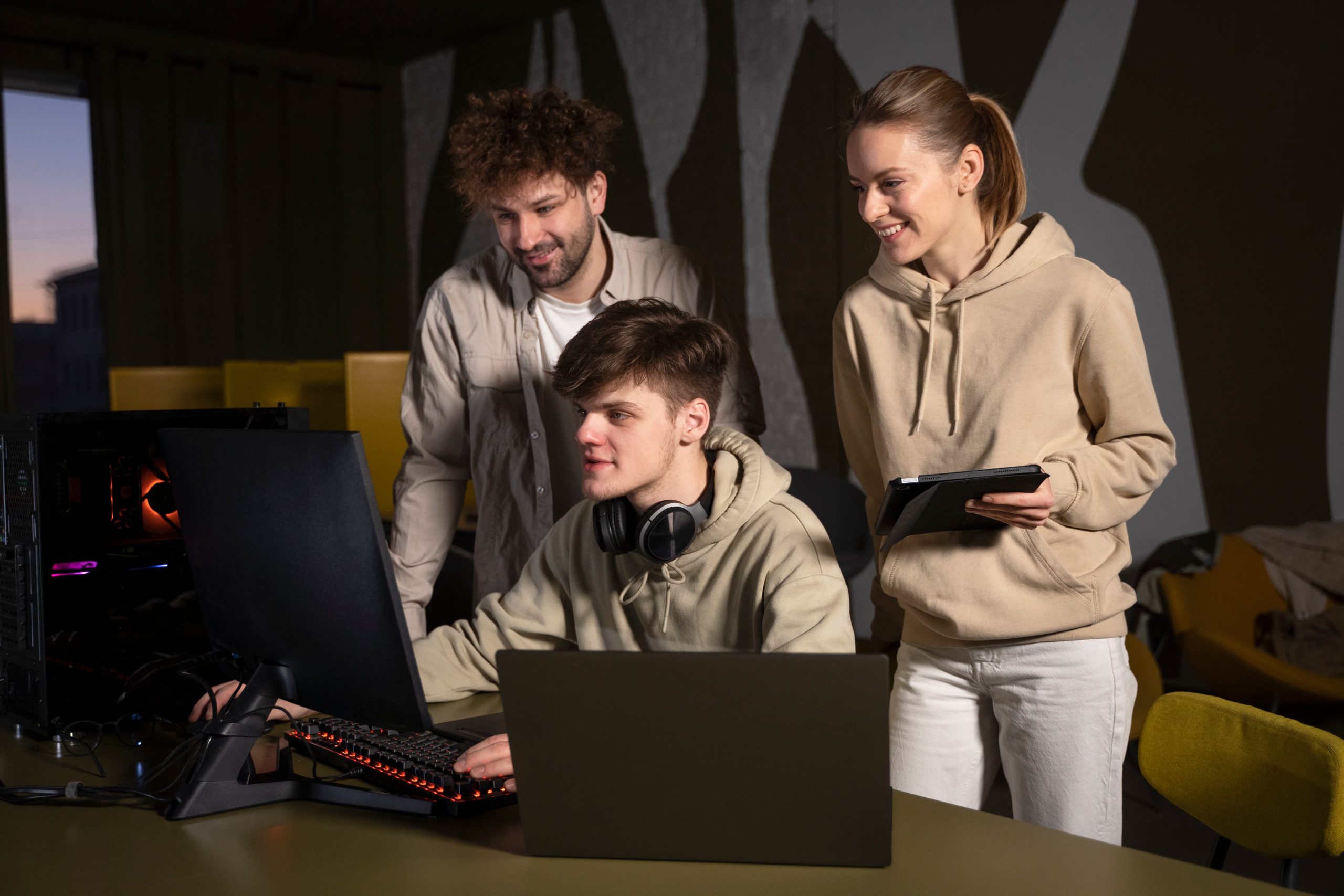 Estudante focado desenvolvendo código em computador em um laboratório moderno, construindo o portfólio desenvolvedor iniciante desde o primeiro semestre.